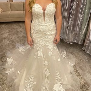 Beautiful wedding dress that’s never been worn.